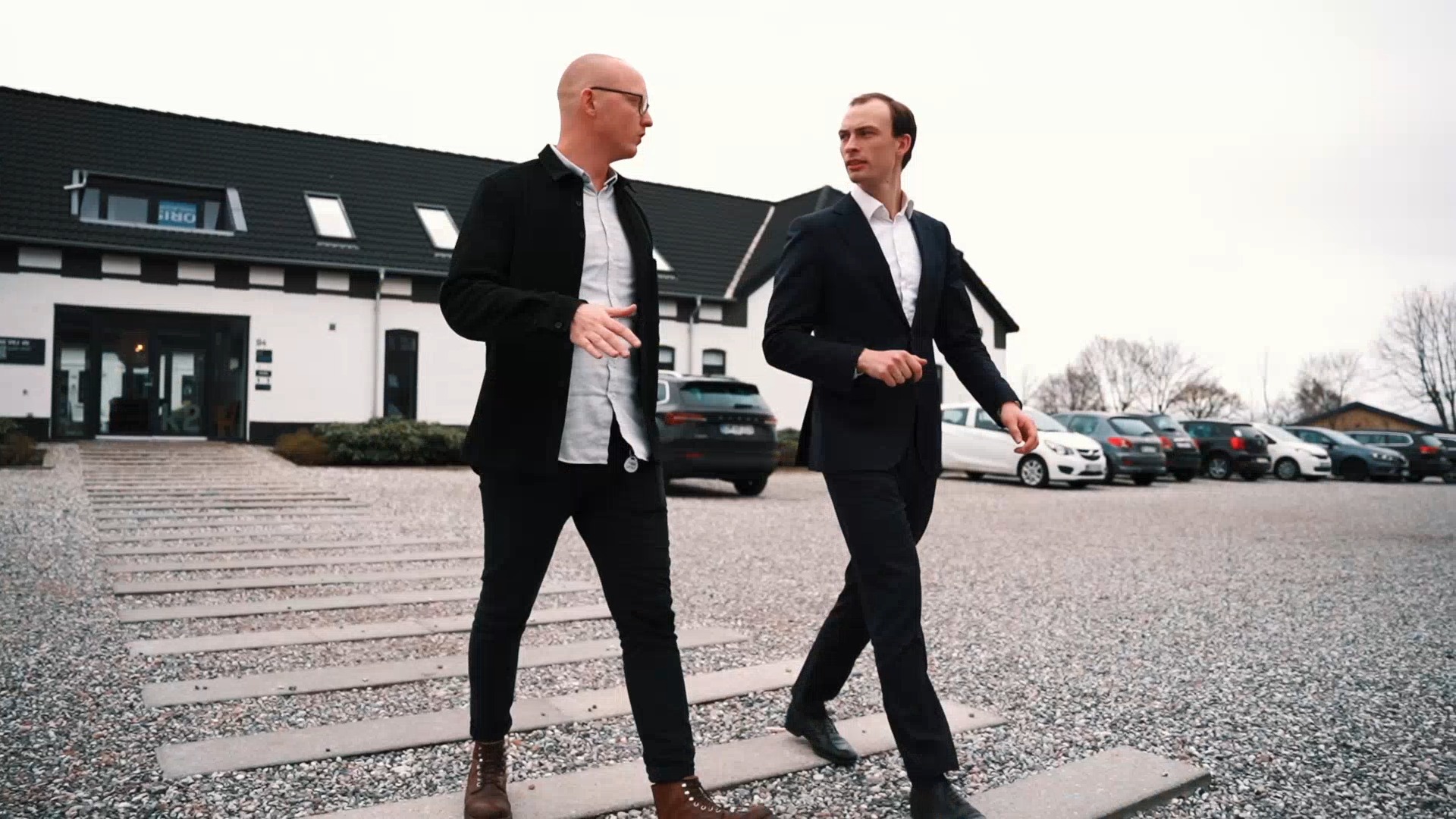 To mænd i jakkesæt der går