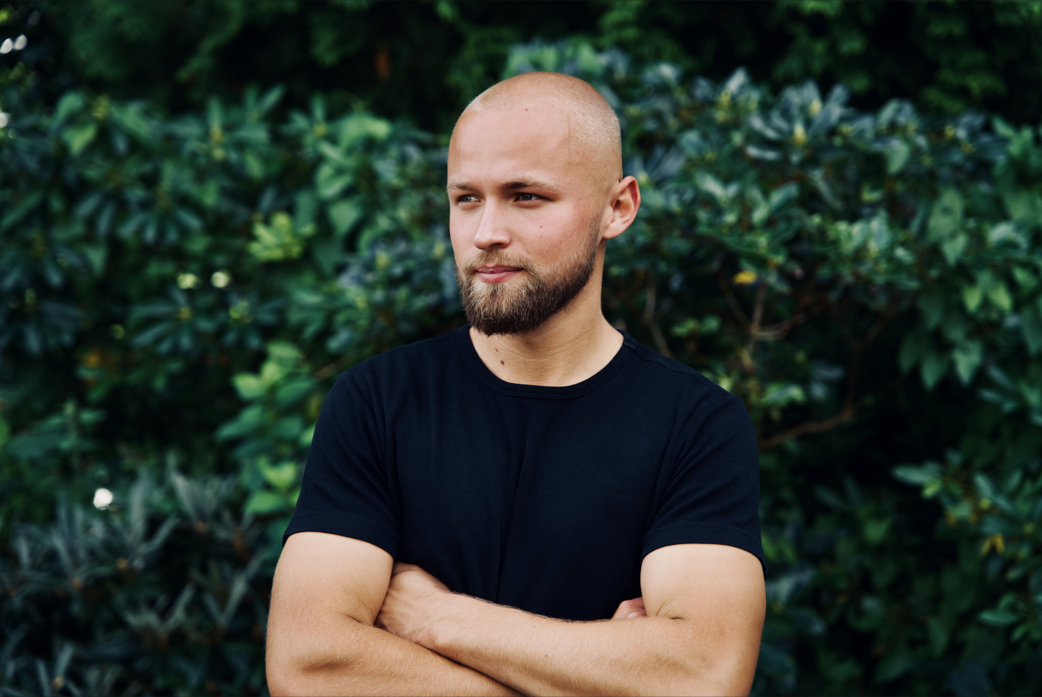 Billede af Jonas Visuals med krydsede arme