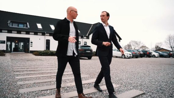 København video billede To mænd i jakkesæt der går