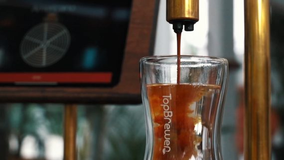Videoproduktion aarhus Kaffemaskine der fylder kaffe i gennemsigtigt glas