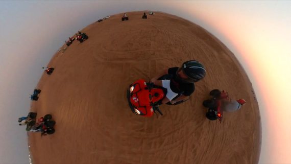 Dronebillede Billede af en person der kører på ATV fra fugleperspektiv