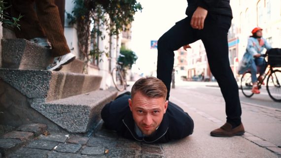 Mand der bliver trådt på - video